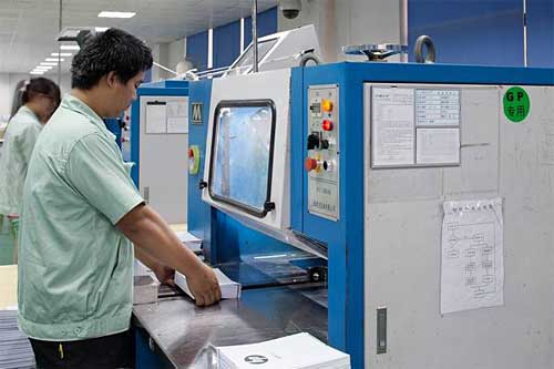 工人整理三面切書機裁切好的書