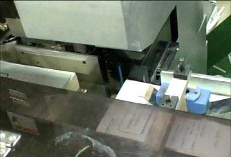 三面切書機對書刊裁切時的畫面