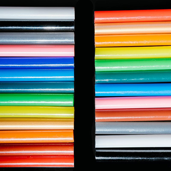 不同顏色的熱熔膠棒