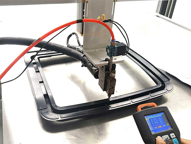 �����zճ����